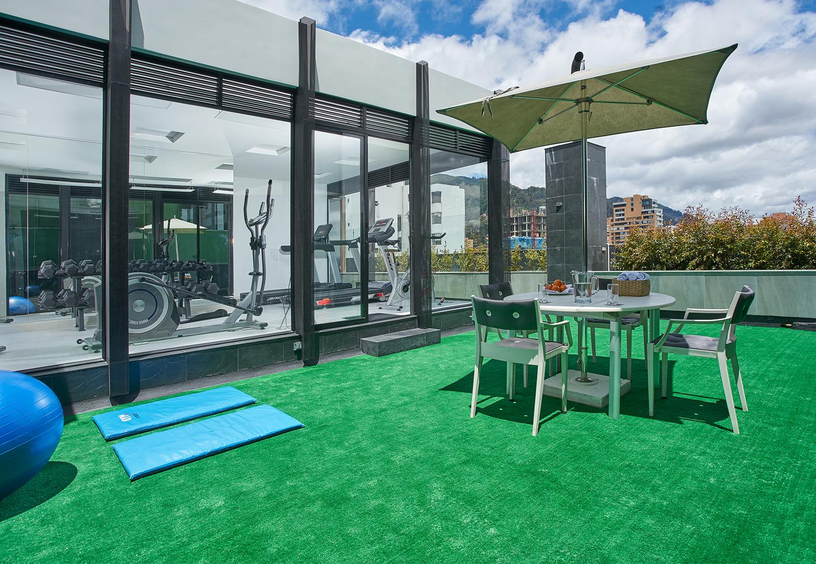 Hotel 100 Luxury Suites By Preferred Bogota Exterior photo Rooftop gym