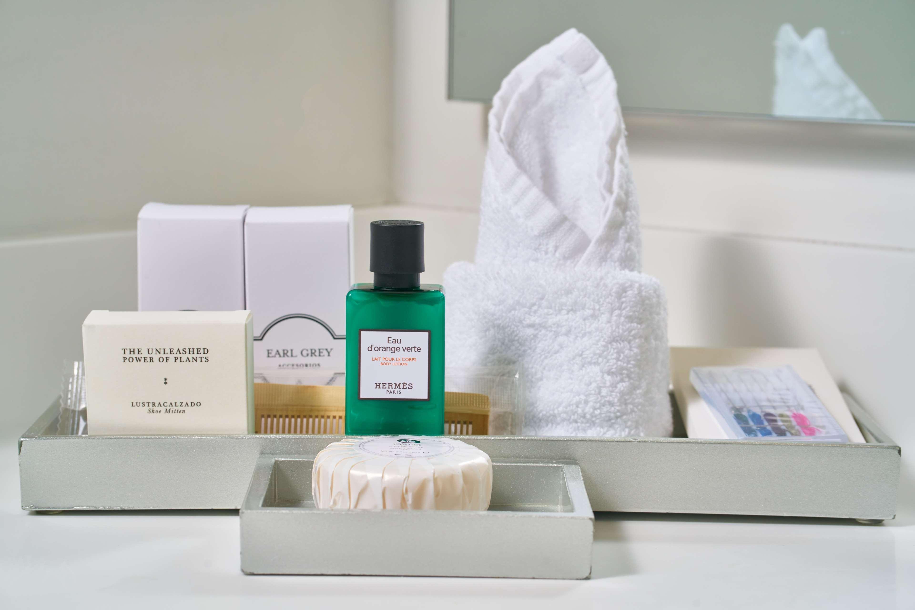 Hotel 100 Luxury Suites By Preferred Bogota Exterior photo A selection of toiletries