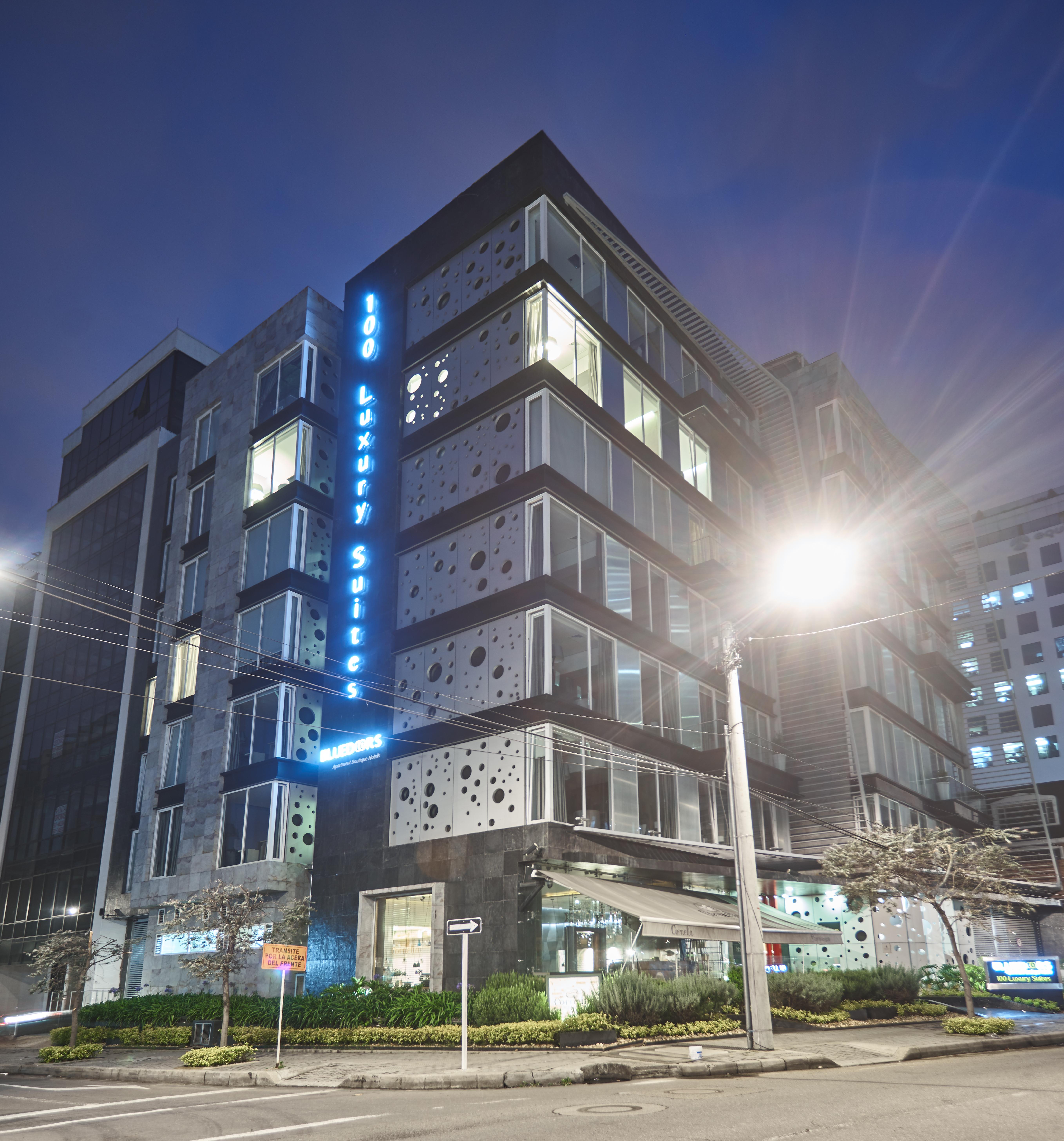Hotel 100 Luxury Suites By Preferred Bogota Exterior photo The hotel at night