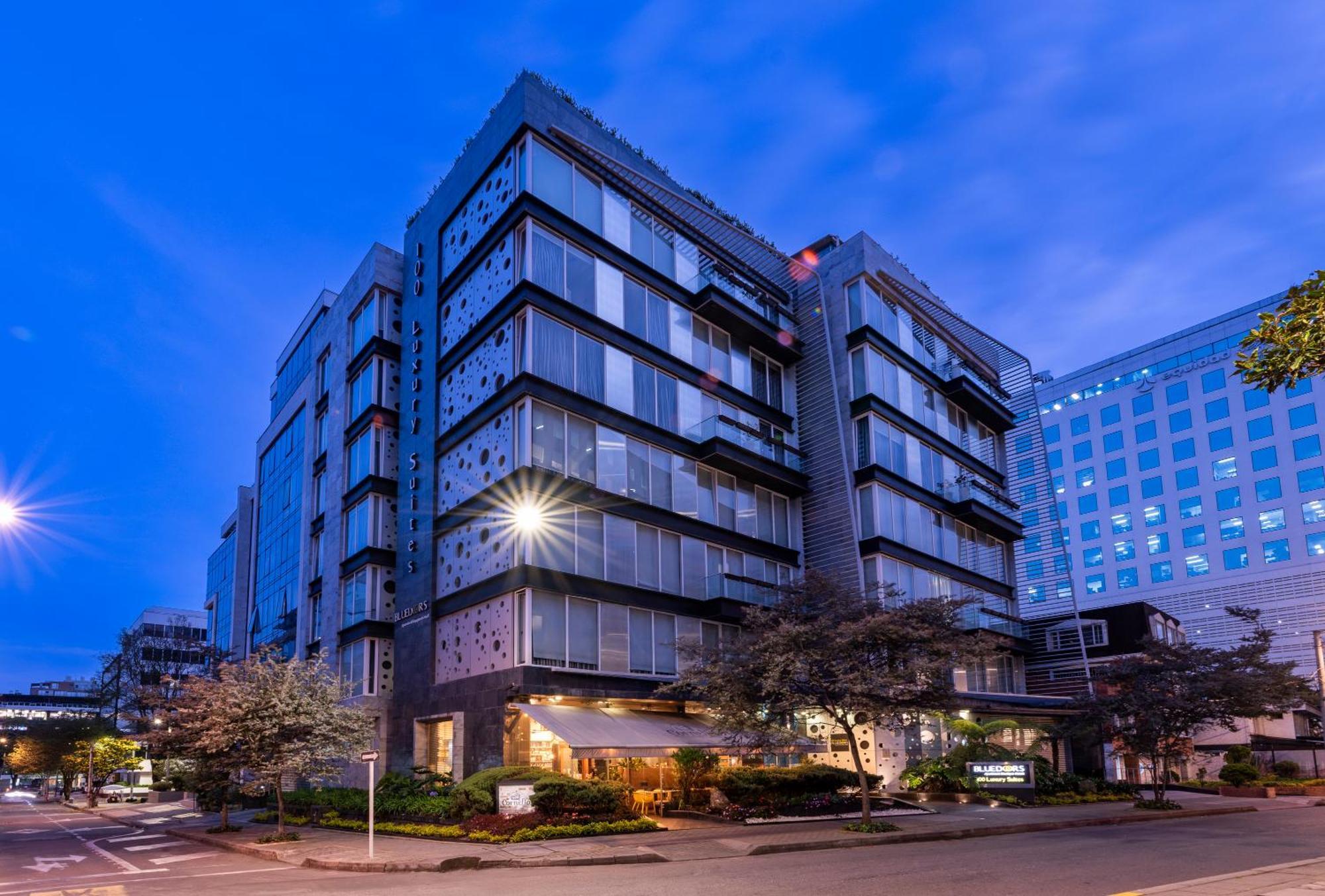 Hotel 100 Luxury Suites By Preferred Bogota Exterior photo The hotel at night