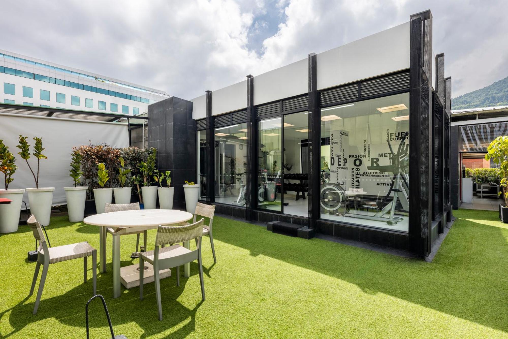 Hotel 100 Luxury Suites By Preferred Bogota Exterior photo The gym at the top of the building