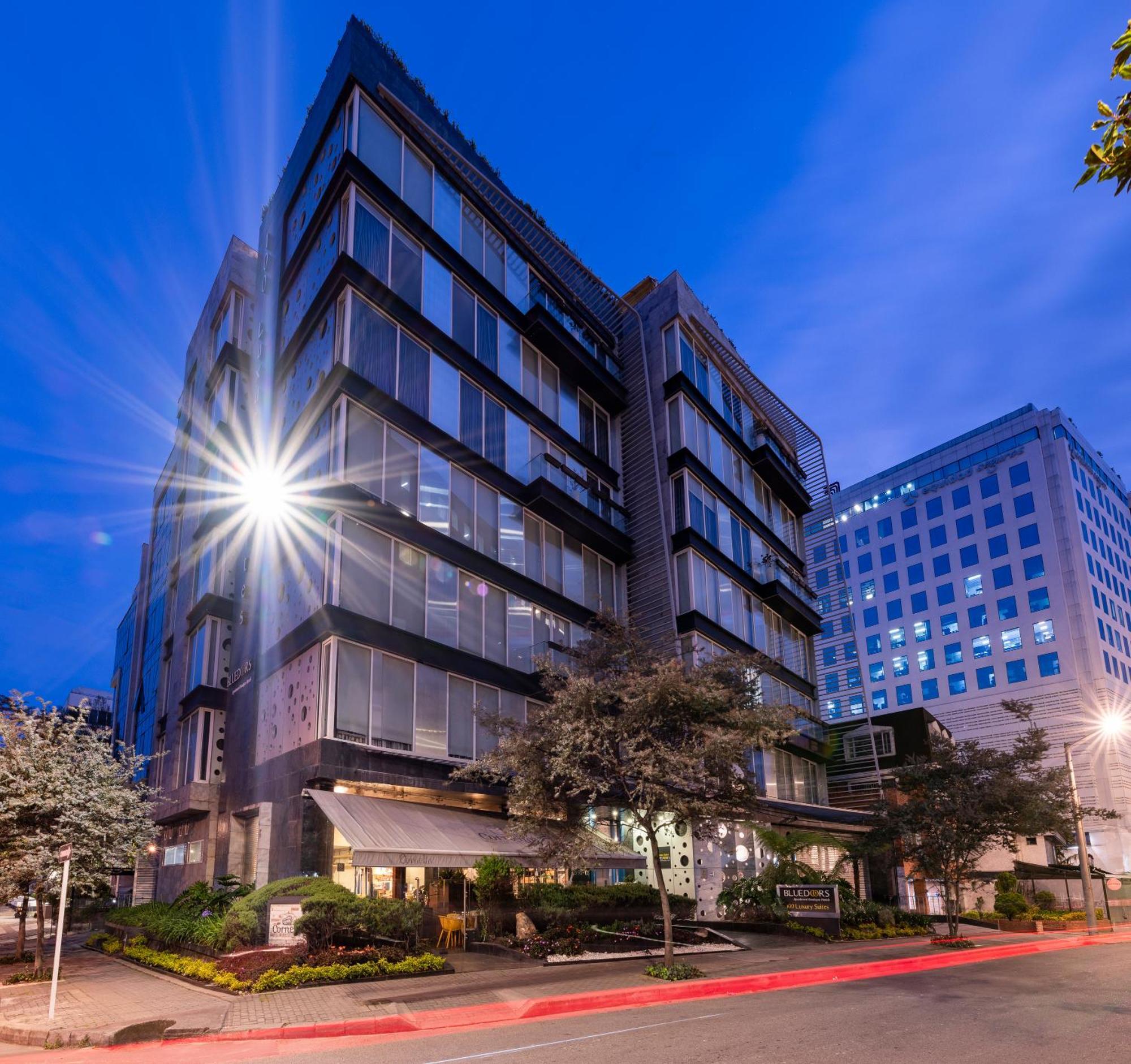 Hotel 100 Luxury Suites By Preferred Bogota Exterior photo The building at night
