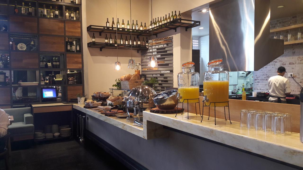 Hotel 100 Luxury Suites By Preferred Bogota Exterior photo The bar at the restaurant